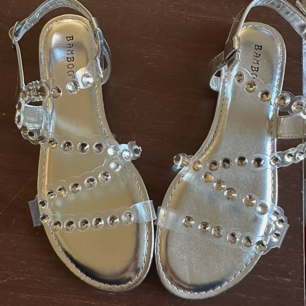 SILVER SANDALS CLEAR WITH RHINESTONES. SIZE 6. NWT.